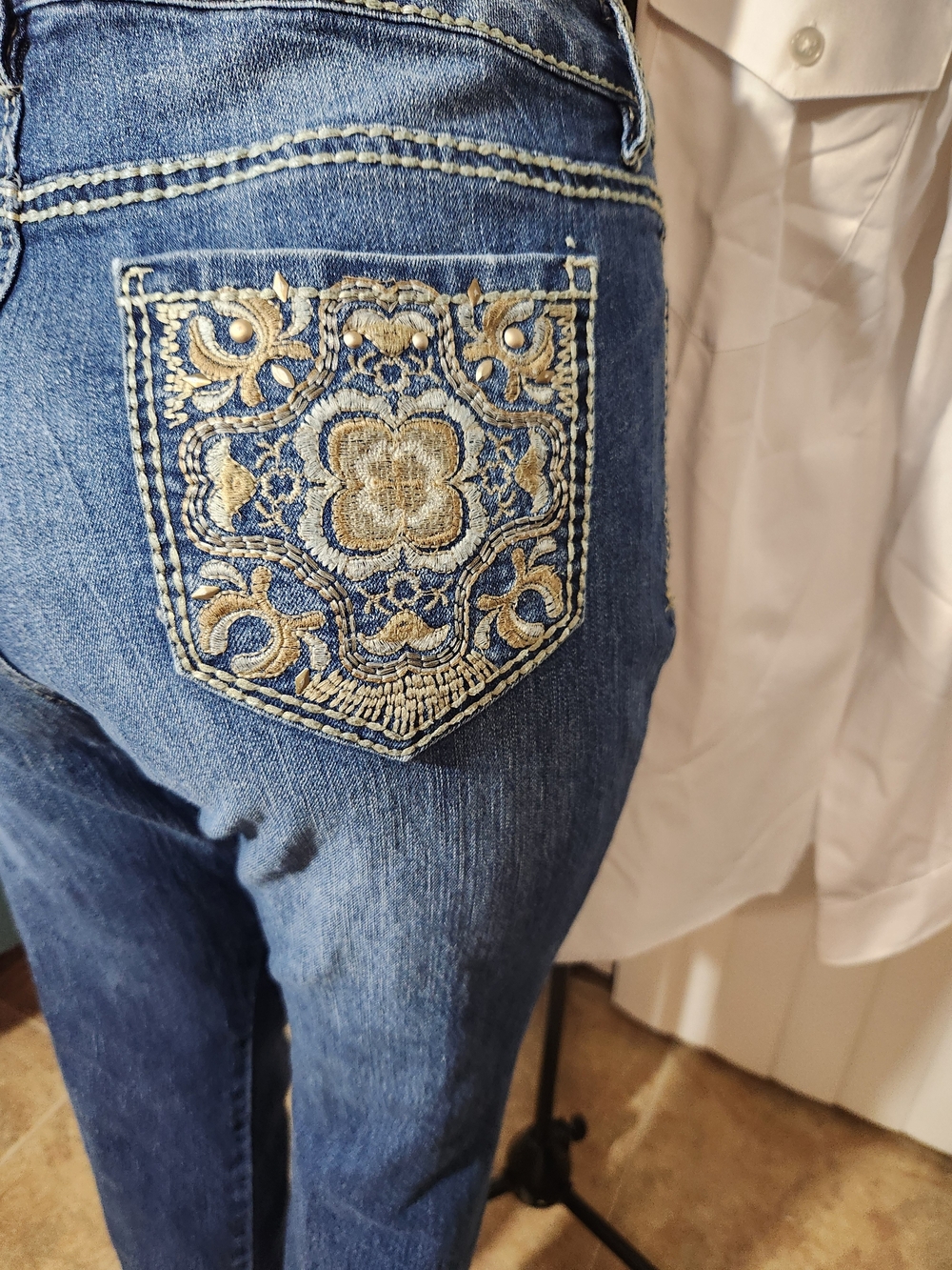 Women’s Straight-Leg Jeans with Embroidered Back Pocket - Blue